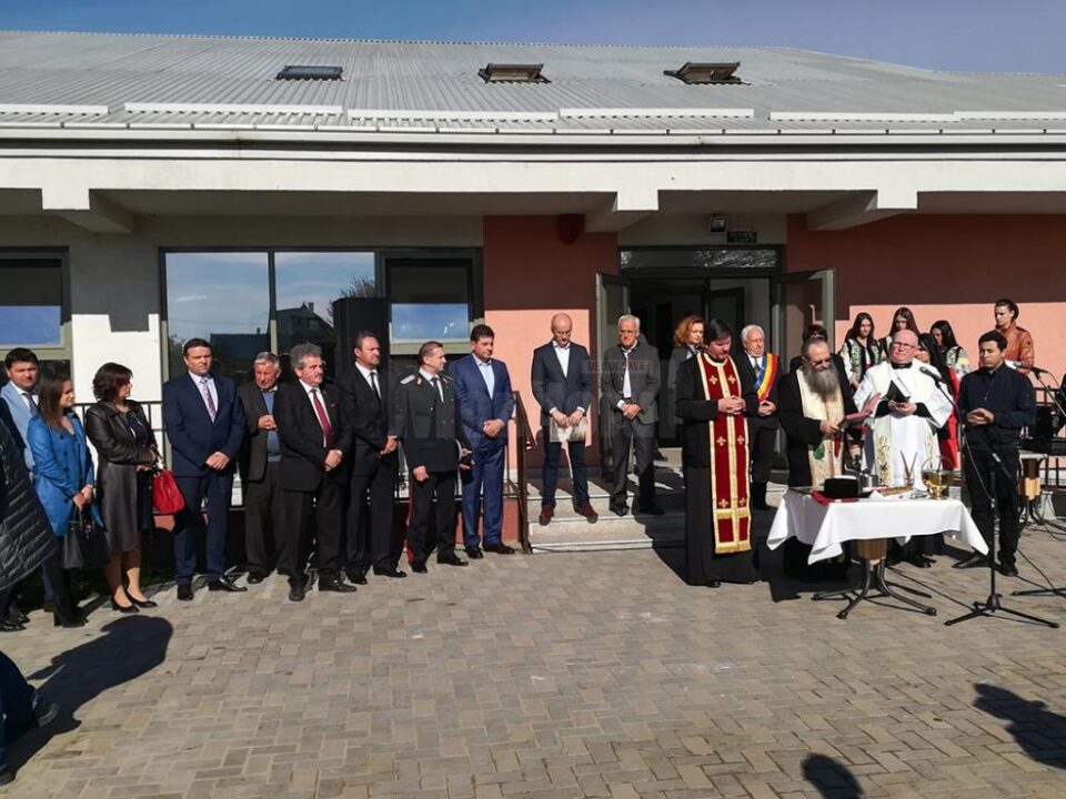 Momentul de binecuvântare, oficiat de Arhimandritul Iustin Dragomir, starețul Mănăstirii Bogdana din Rădăuți, împreună cu preotul Aurel Iștoc, paroh al Bisericii romano-catolice