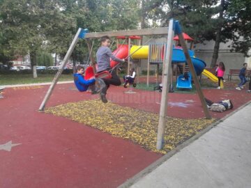 Lucrările de reparații și cauciucări la 30 de locuri de joacă vor fi finalizate luna aceasta