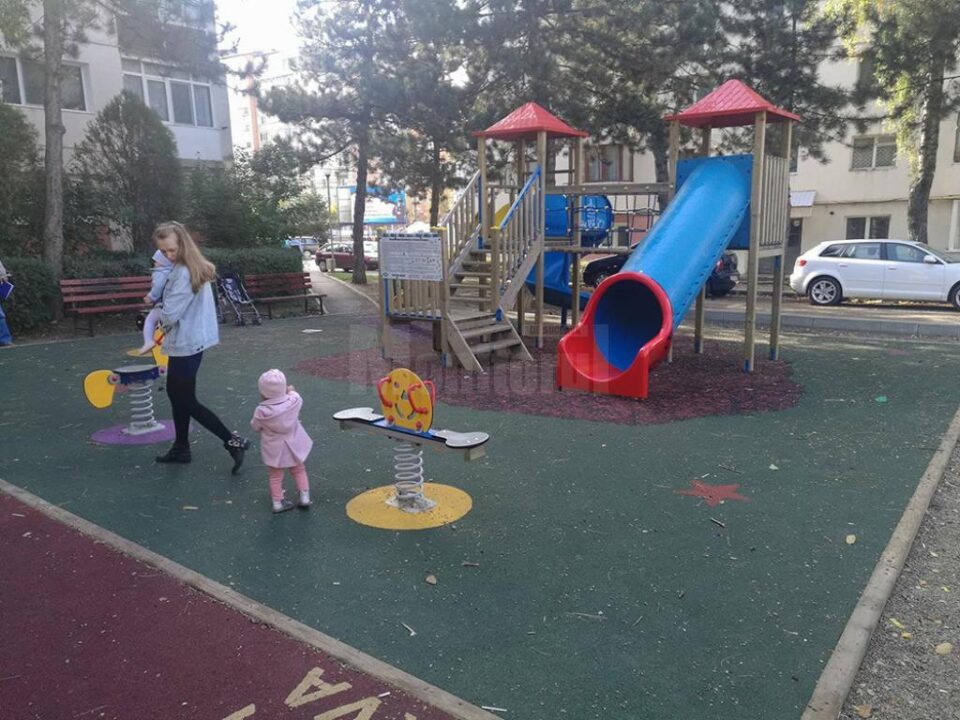 Lucrările de reparații și cauciucări la 30 de locuri de joacă vor fi finalizate luna aceasta