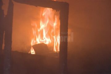 Pagube mari provocate de incendii, la două gospodării din județ
