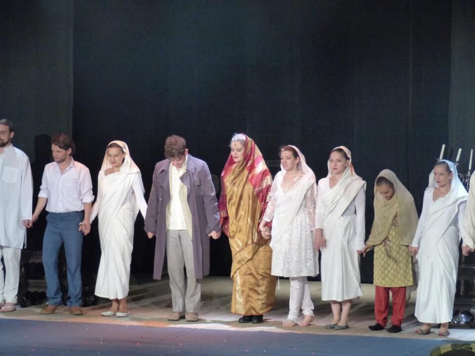 Maia Morgenstern și actorii din spectacolul „Maitreyi”, aplaudați la scenă deschisă de sute de suceveni