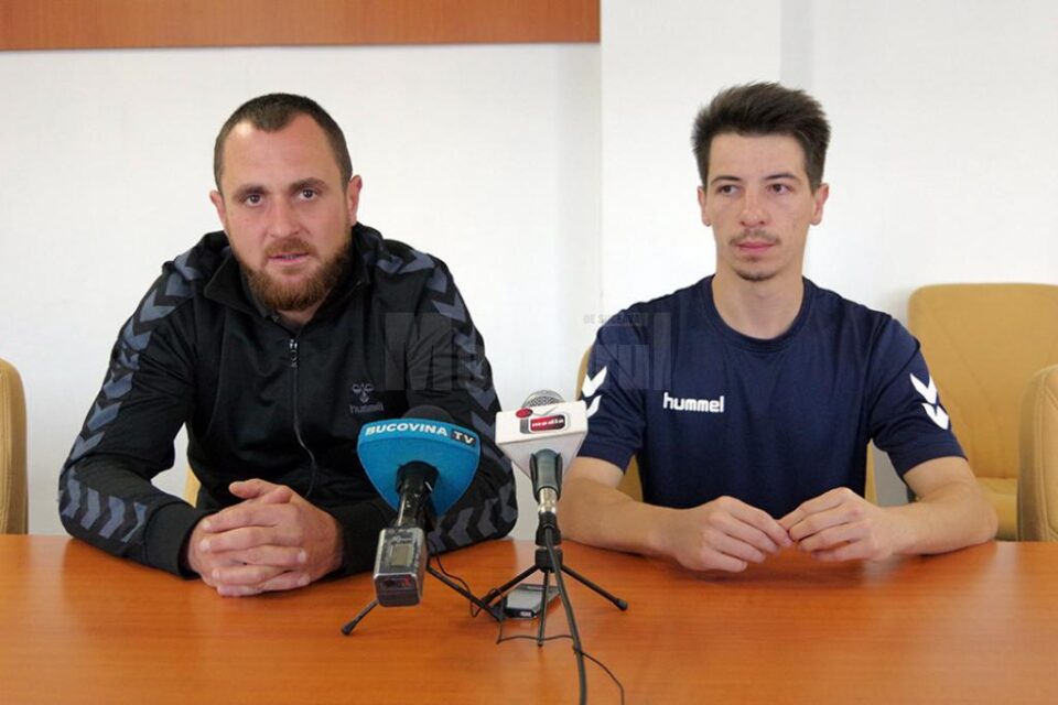 Antrenorul Adrian Chiruț și extrema Cătălin Costea