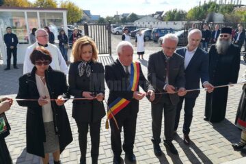 Gerald Schweighofer, finanțatorul centrului, a tăiat panglica de inaugurare alături de prefectul județului Suceava, primarul municipiului Rădăuți și directorul Direcției de Asistență Socială din Primăria Rădăuți