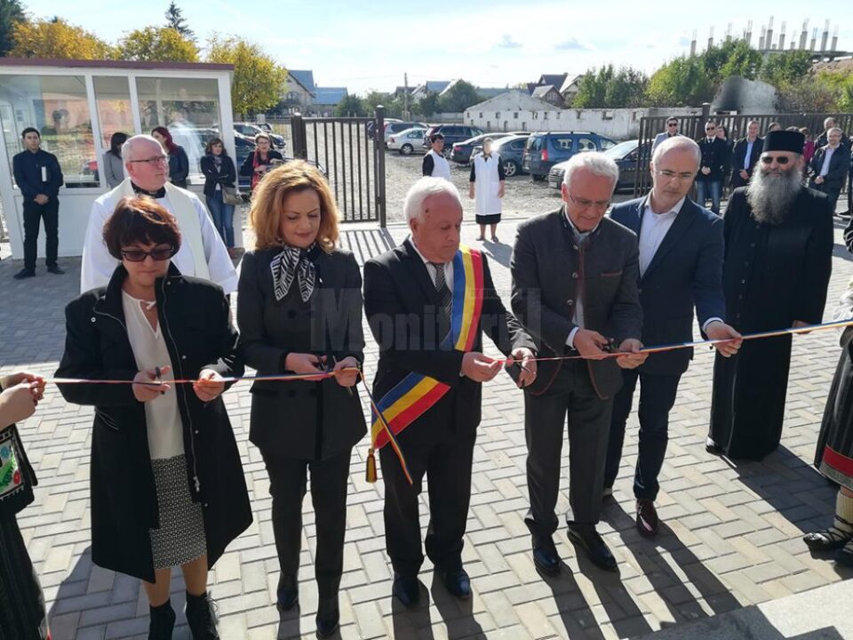 Gerald Schweighofer, finanțatorul centrului, a tăiat panglica de inaugurare alături de prefectul județului Suceava, primarul municipiului Rădăuți și directorul Direcției de Asistență Socială din Primăria Rădăuți
