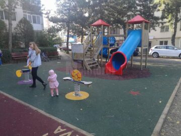 Lucrările de reparații și cauciucări la 30 de locuri de joacă vor fi finalizate luna aceasta