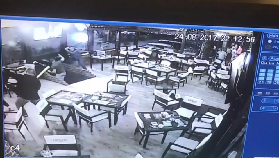 Imagine din timpul agresiunii, în care se văd cei doi bărbați care au tăbărât cu săbiile pe cei veniți să-i bată