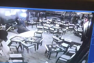 Imagine din timpul agresiunii, în care se văd cei doi bărbați care au tăbărât cu săbiile pe cei veniți să-i bată