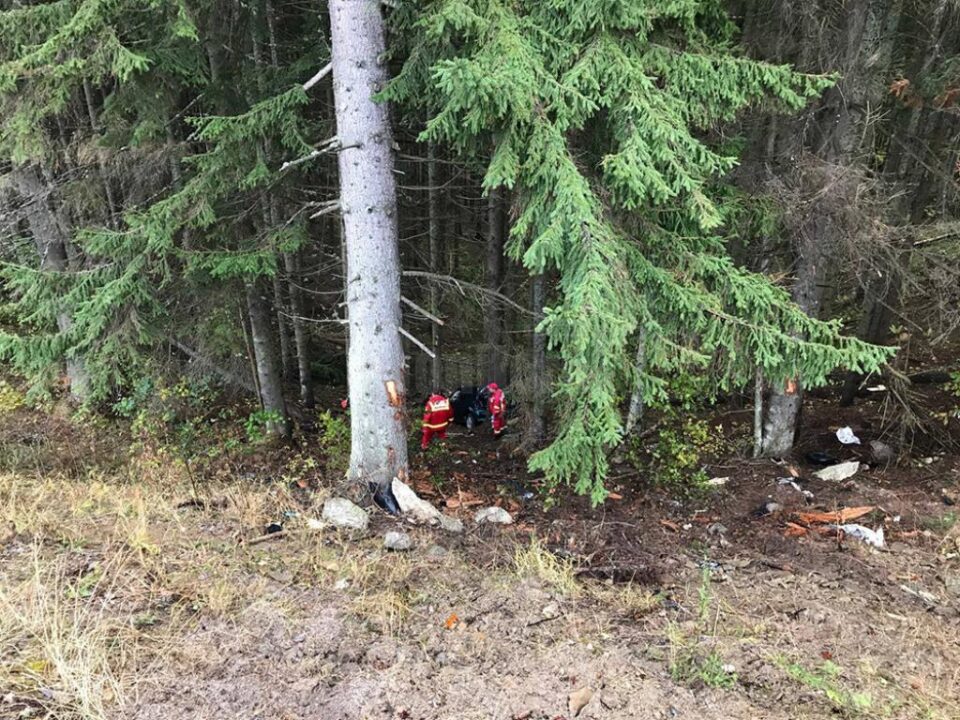 Pompierii au găsit mașina în pădure