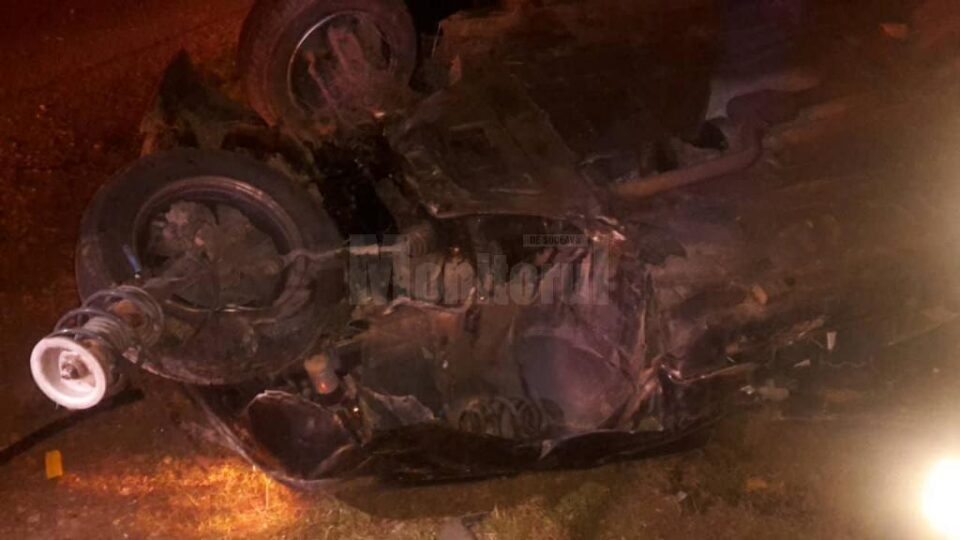 Doi tineri au murit după ce un BMW s-a zdrobit de un stâlp