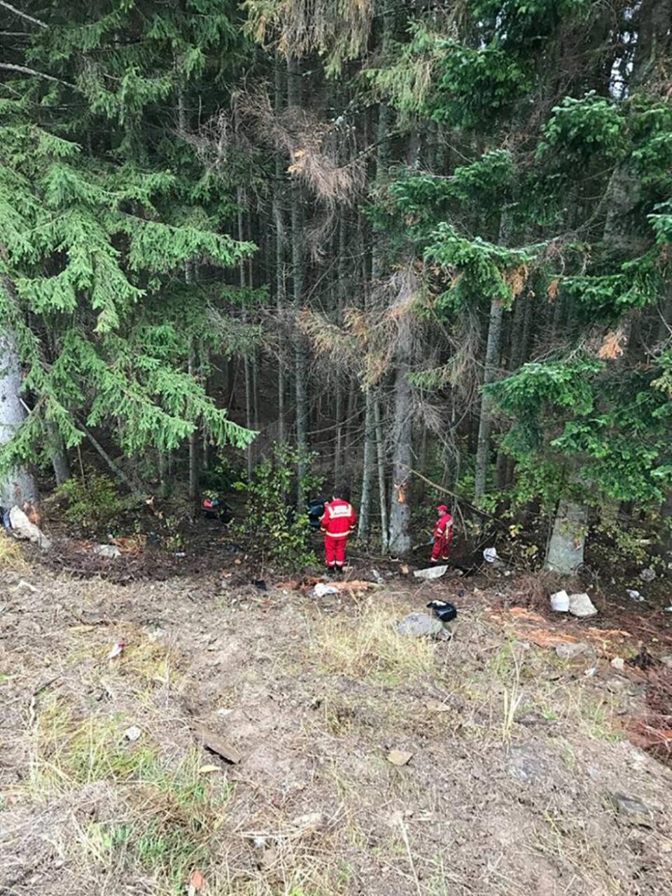 Pompierii au găsit mașina în pădure