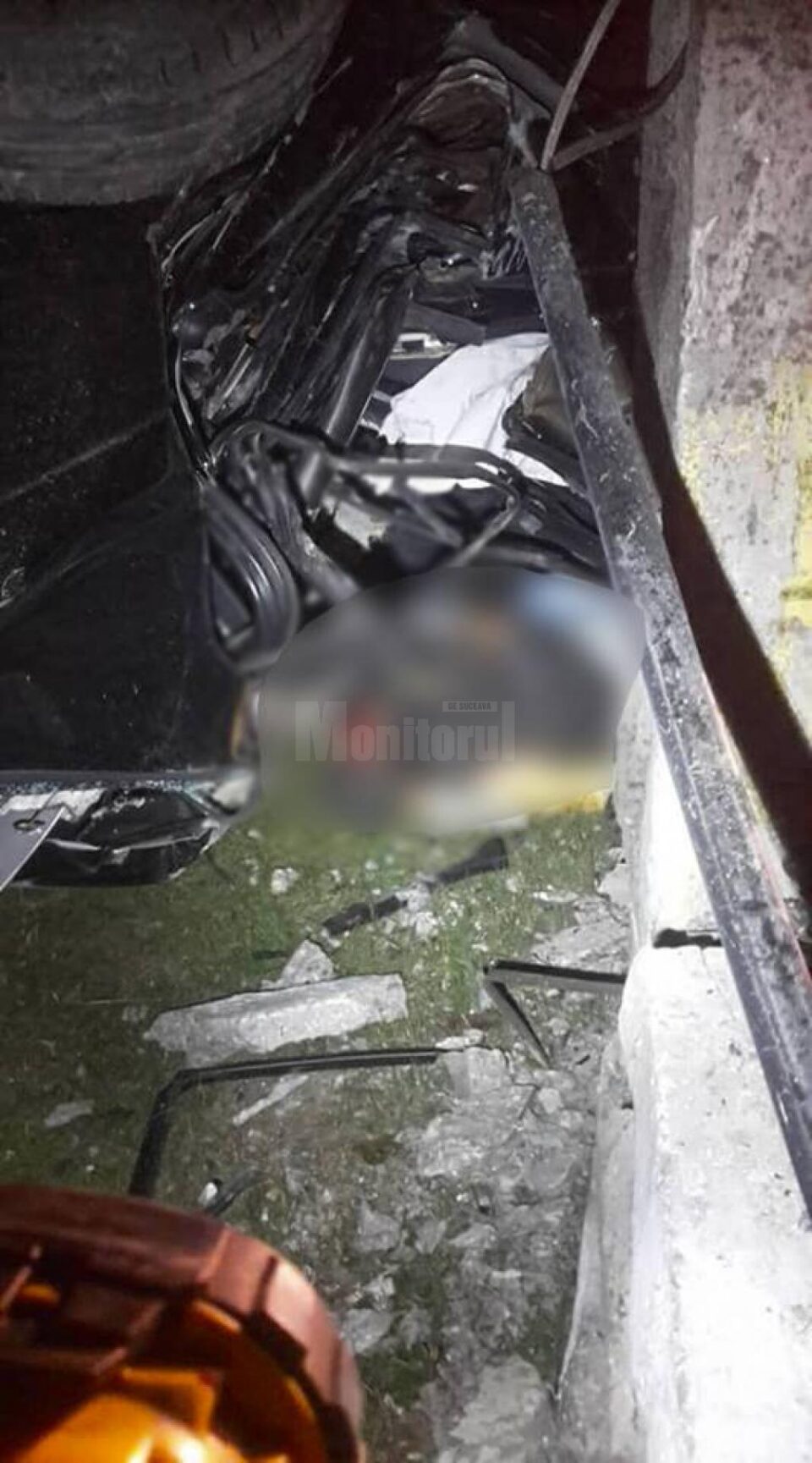 Doi tineri au murit după ce un BMW s-a zdrobit de un stâlp