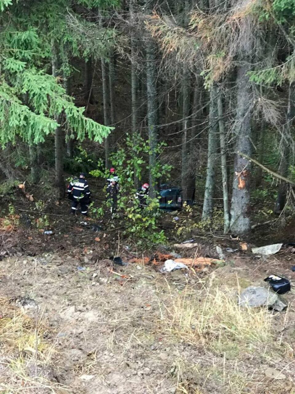 Pompierii au găsit mașina în pădure