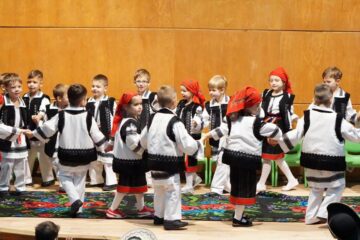 Zeci de preșcolari au participat la activitatea „Bun venit la șezătoare!”, desfășurată joi la Casa de Cultură Suceava