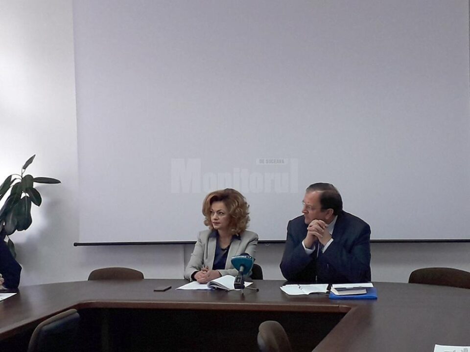 Prefectul Mirela Adomnicăi și președintele CJ Suceava, Gheorghe Flutur