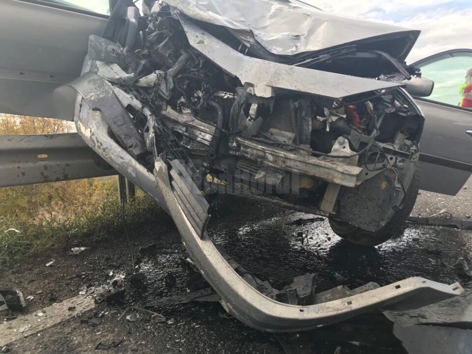 Accident cu trei răniți, după un impact violent la ieșirea din Suceava spre Botoșani