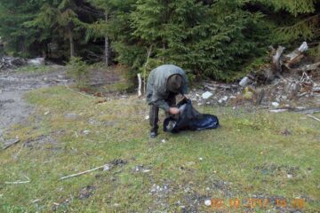 A început salubrizarea pădurii împânzite cu gunoaie