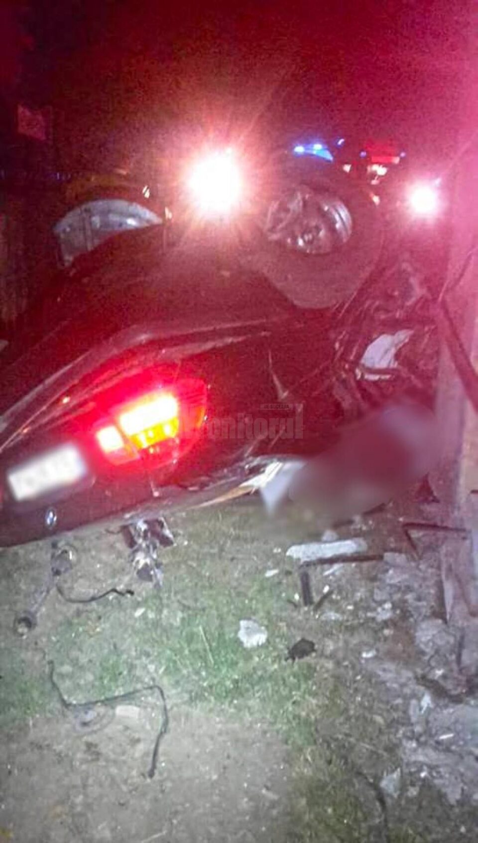 Doi tineri au murit după ce un BMW s-a zdrobit de un stâlp
