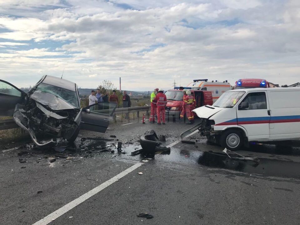 Accident cu trei răniți, după un impact violent la ieșirea din Suceava spre Botoșani