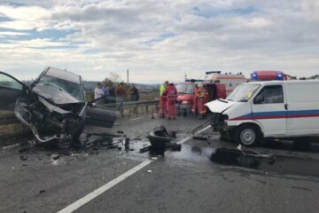 Accident cu trei răniți, după un impact violent la ieșirea din Suceava spre Botoșani