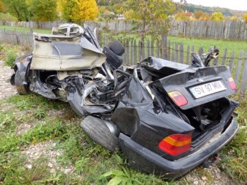 Autoturismul a fost distrus în totalitate, în urma numeroaselor șocuri suferite