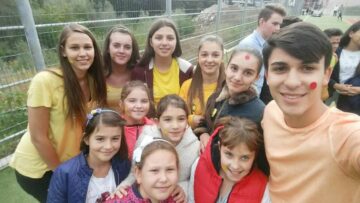 „Smiley face” uriaș, în curtea Liceului Teoretic Filadelfia