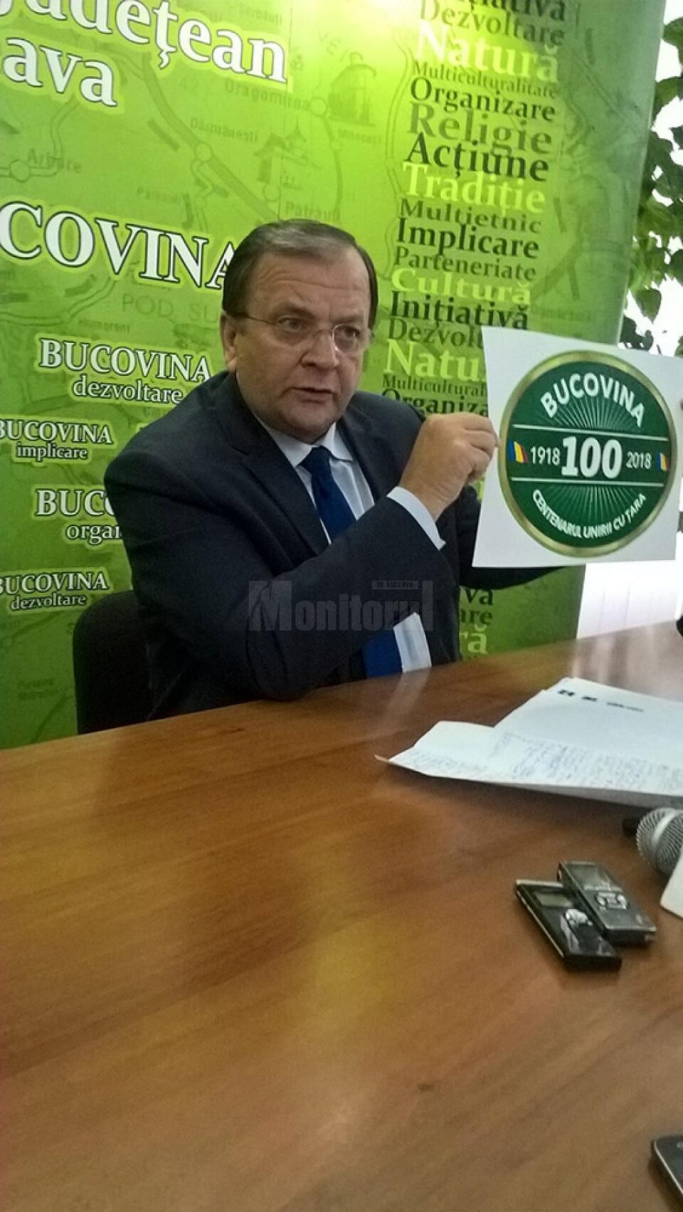 Flutur prezintă modelul de plăcuțe de marcare a Centenarului