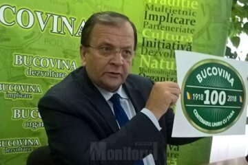 Flutur prezintă modelul de plăcuțe de marcare a Centenarului