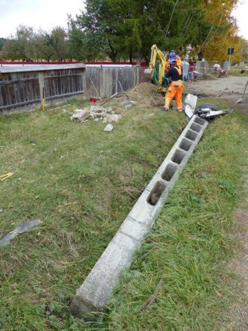 Stâlpul din beton pentru instalația de iluminat a fost rupt și culcat la pământ, în urma impactului violent