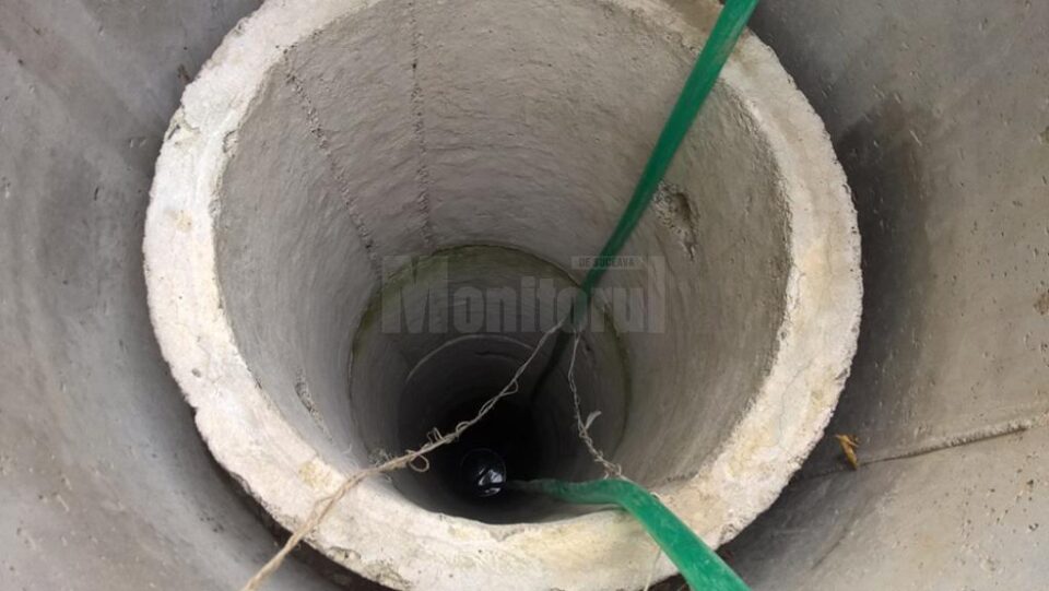 Fântâna, foarte adânca și îngustă