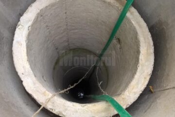 Fântâna, foarte adânca și îngustă