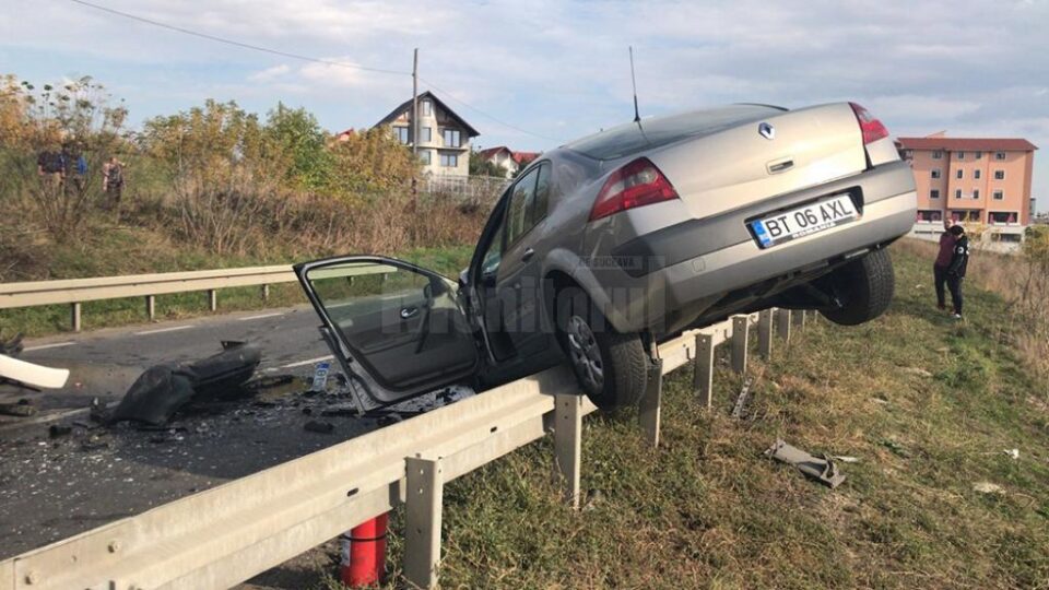 Mașină aruncată pe un parapet, după un accident violent