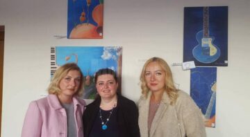 Expoziția de pictură ”Armonia chitarelor”, semnată de Dana Grădinaru, la Casa de Cultură Gura Humorului