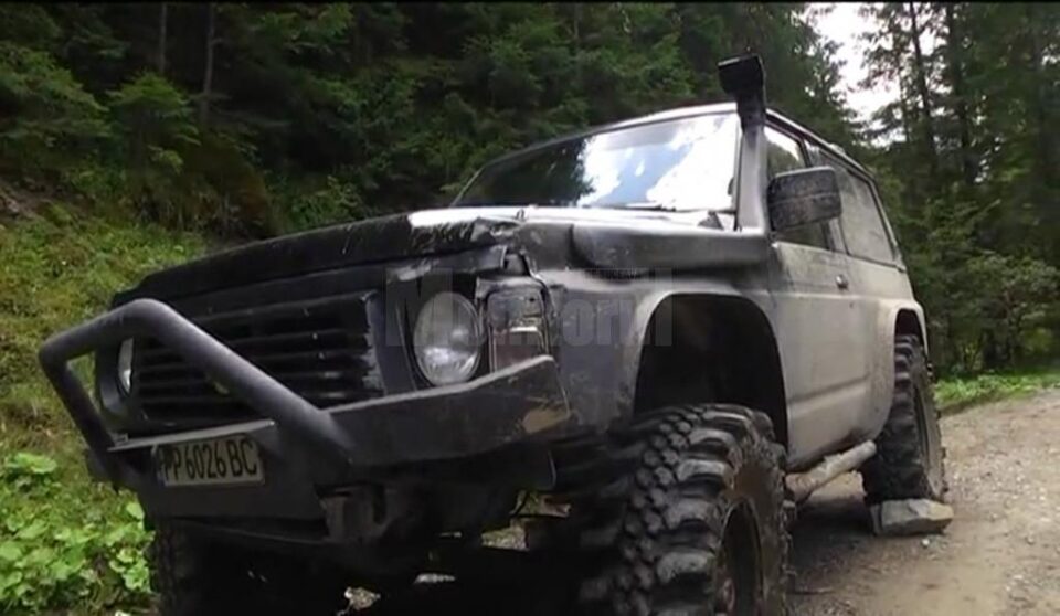 Mașina de teren abandonată de braconieri la Cârlibaba