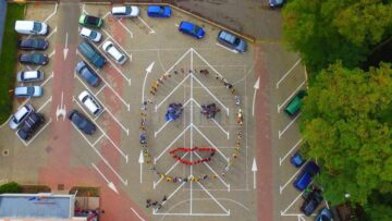 „Smiley face” uriaș, în curtea Liceului Teoretic Filadelfia