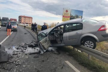 Autoturismul ajuns pe parapet