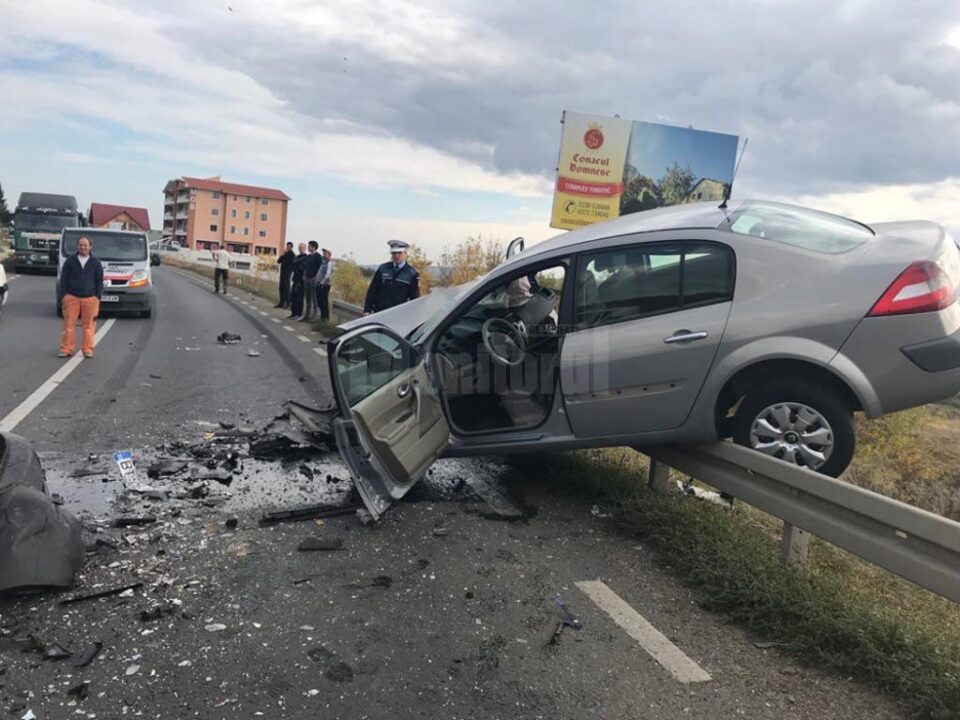 Autoturismul ajuns pe parapet