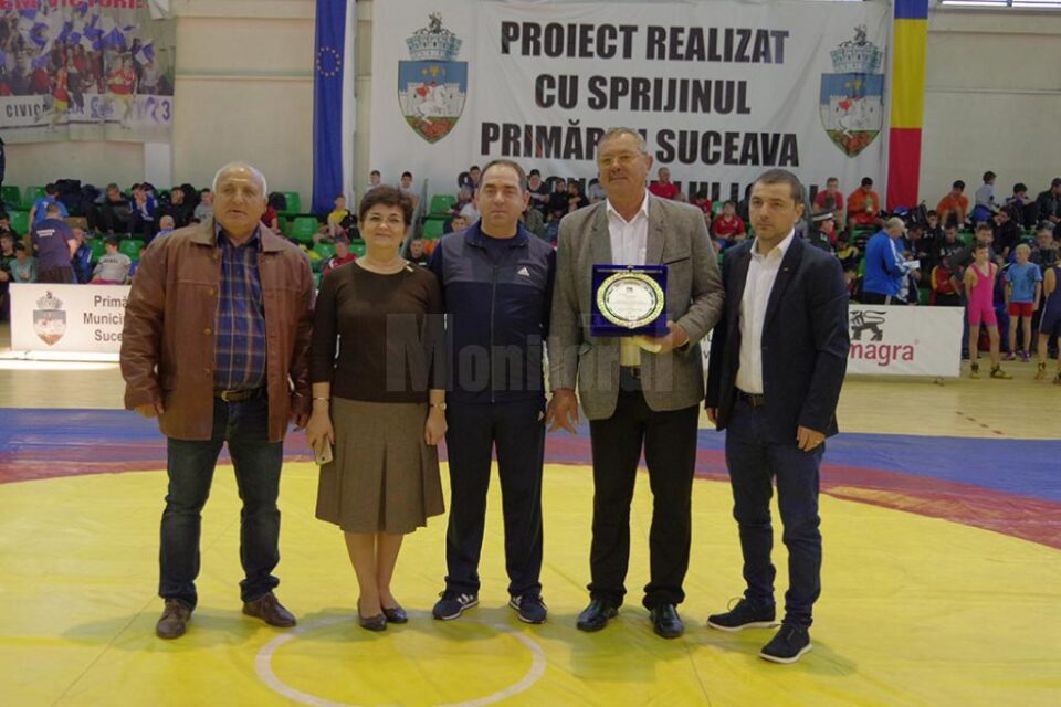 Ilie Matei a primit un trofeu din partea Federației Române de Lupte pentru tot ce a făcut pentru luptele românești