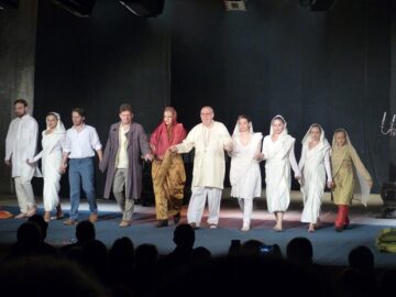 Maia Morgenstern, aplaudată la scenă deschisă, împreună cu toți actorii din spectacolul „Maitreyi”, de sute de suceveni