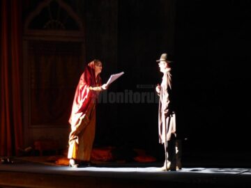 Maia Morgenstern, aplaudată la scenă deschisă, împreună cu toți actorii din spectacolul „Maitreyi”, de sute de suceveni