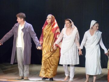 Maia Morgenstern, aplaudată la scenă deschisă, împreună cu toți actorii din spectacolul „Maitreyi”, de sute de suceveni