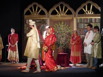 Maia Morgenstern, aplaudată la scenă deschisă, împreună cu toți actorii din spectacolul „Maitreyi”, de sute de suceveni