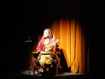 Maia Morgenstern, aplaudată la scenă deschisă, împreună cu toți actorii din spectacolul „Maitreyi”, de sute de suceveni