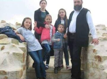 Preotul Petru Gavril cu familia