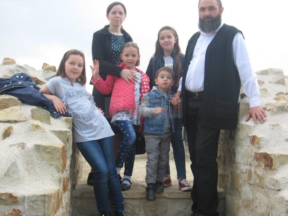 Preotul Gavril, impreuna cu familia