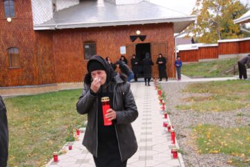 Cinci morți, într-un carnagiu care a distrus trei familii. Sute de oameni îl plâng pe preotul Petru Gavril