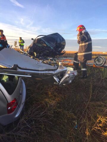 Pompierii au găsit patru oameni decedați pe loc, încarcerați