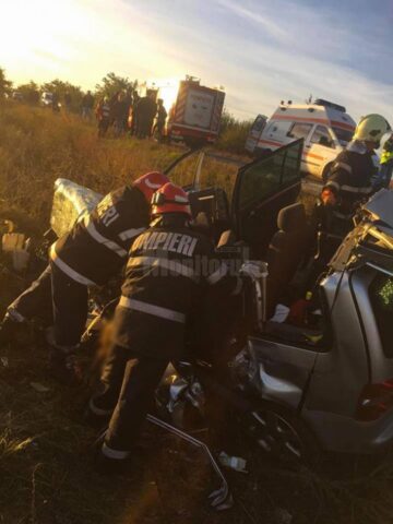 Pompierii au găsit patru oameni decedați pe loc, încarcerați