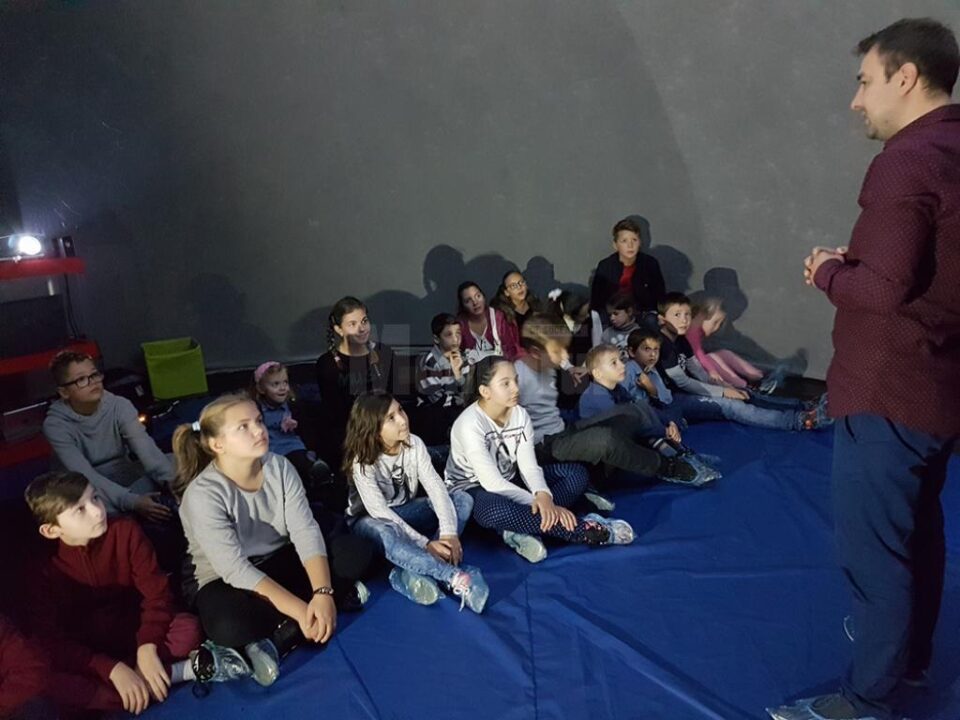Într-un planetariu gonflabil, copiii au învățat despre sistemul solar, galaxii și despre fiecare planetă în parte Într-un planetariu gonflabil, copiii au învățat despre sistemul solar, galaxii și despre fiecare planetă în parte