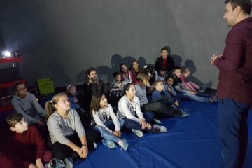 Într-un planetariu gonflabil, copiii au învățat despre sistemul solar, galaxii și despre fiecare planetă în parte