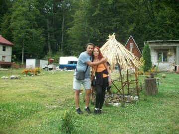 Dumitru Cătălin Șandru, în vârstă de 47 de ani, casier și administrator la Centrul Cultural Bucovina, și soția sa, Aurora Șandru, în vârstă de 46 de ani, funcționară la CEC